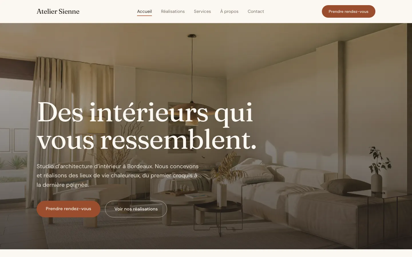 Page d’accueil d’Atelier Sienne, studio d’architecture d’intérieur : grande photo d’un salon lumineux et titre « Des intérieurs qui vous ressemblent ».